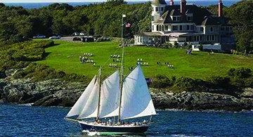 纽波特城堡山的一艘帆船